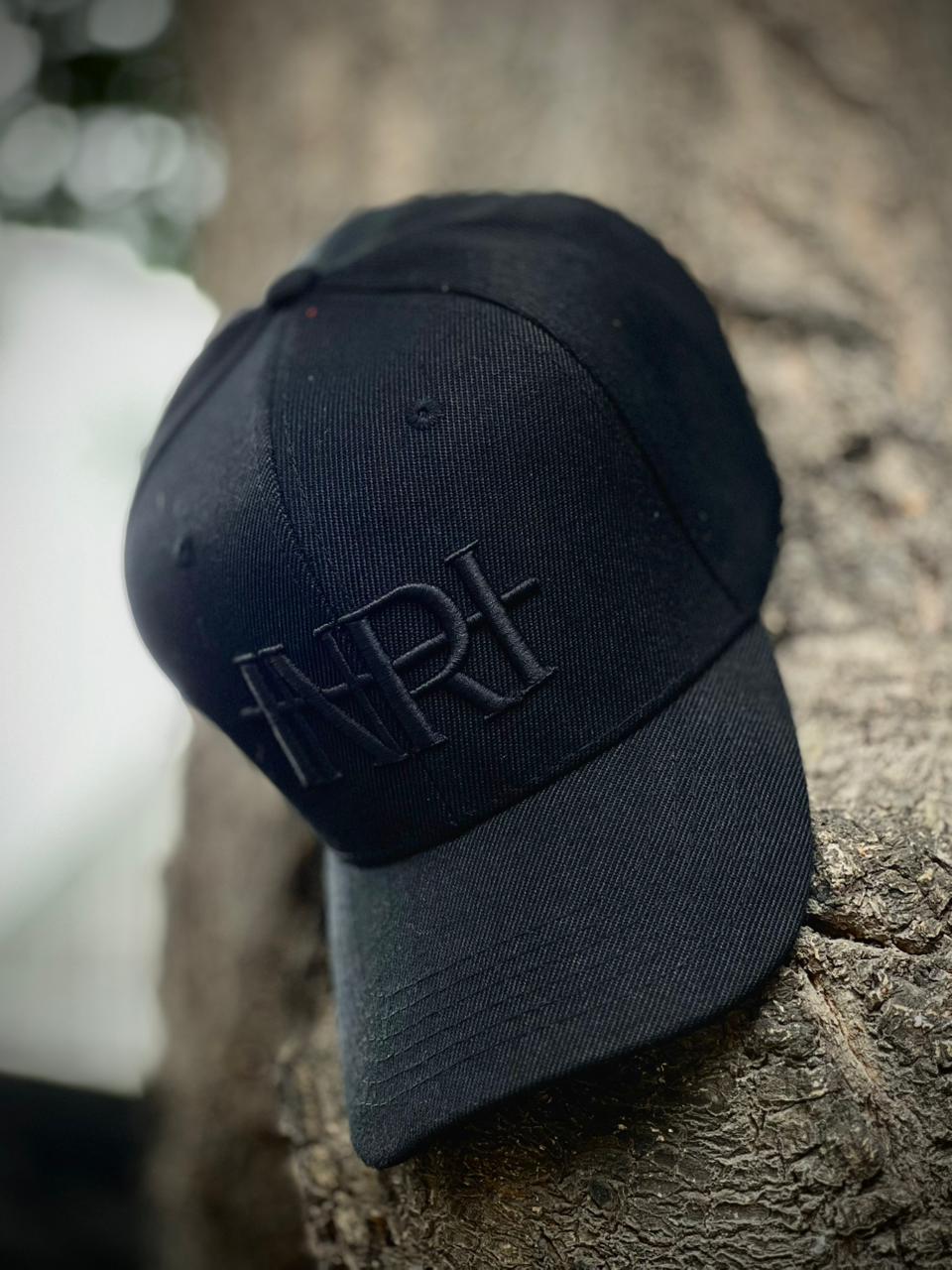 Gorra Negra Bordados Negros INRI sobre árbol