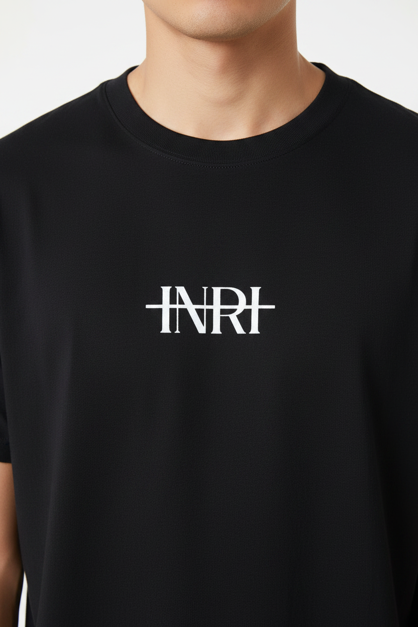 Camisa INRI Negra lifestyle close-up