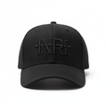 Gorra Negra Bordados Negros INRI fondo blanco frontal